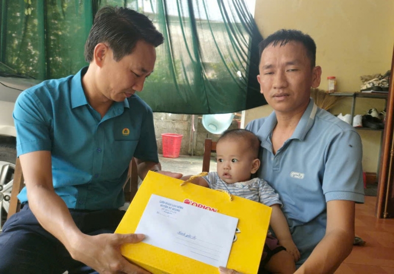 Vũ Quang: Thăm hỏi, tặng quà cho các cháu con đoàn viên có hoàn cảnh khó khăn, bệnh hiểm nghèo nhân dịp Tết Trung thu